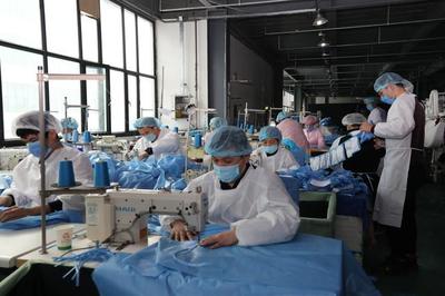 守護(hù)健康與生產(chǎn)的雙重防線——新疆藥監(jiān)系統(tǒng)在疫情下的酒業(yè)監(jiān)管紀(jì)實(shí)